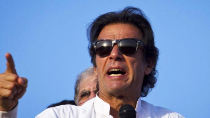 Khan Wants Trump to Extend US Travel Ban to Pakistan