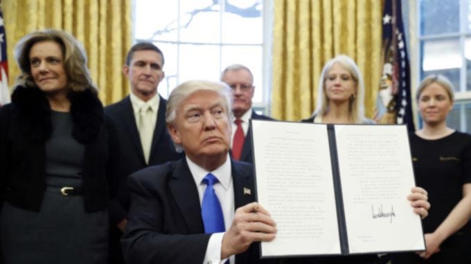 Trump Signs Orders on Defeating IS, Reorganizing NSC, Lobbying
