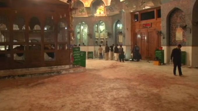 Pakistan: suicide bombing in religious shrine kills at least 72, including children