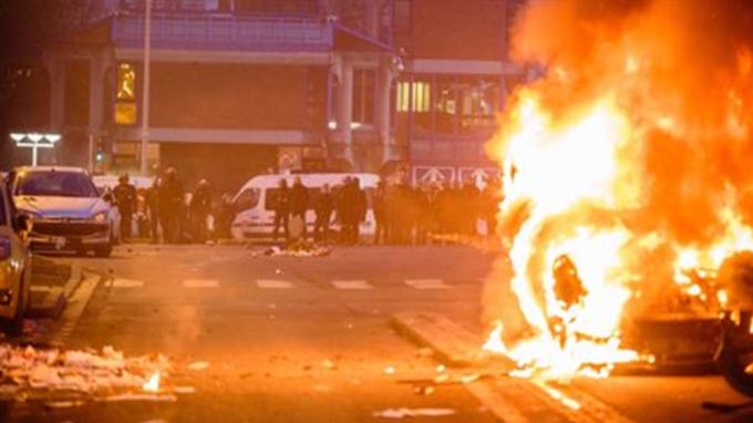 Paris rally over alleged police rape descends into riot