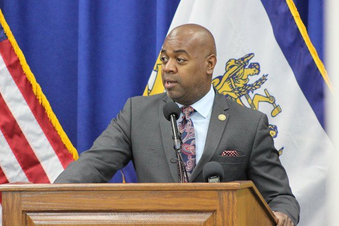 Newark mayor signs sweeping sanctuary city executive order