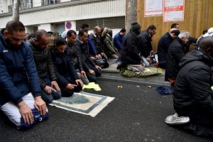 France to 'prevent' Muslim street prayers in Paris suburb