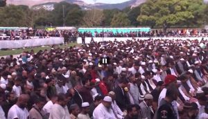 Hundreds form human chain around New Zealand mosque