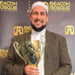 Muslim leader who embraced protesters given award