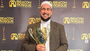 Muslim leader who embraced protesters given award