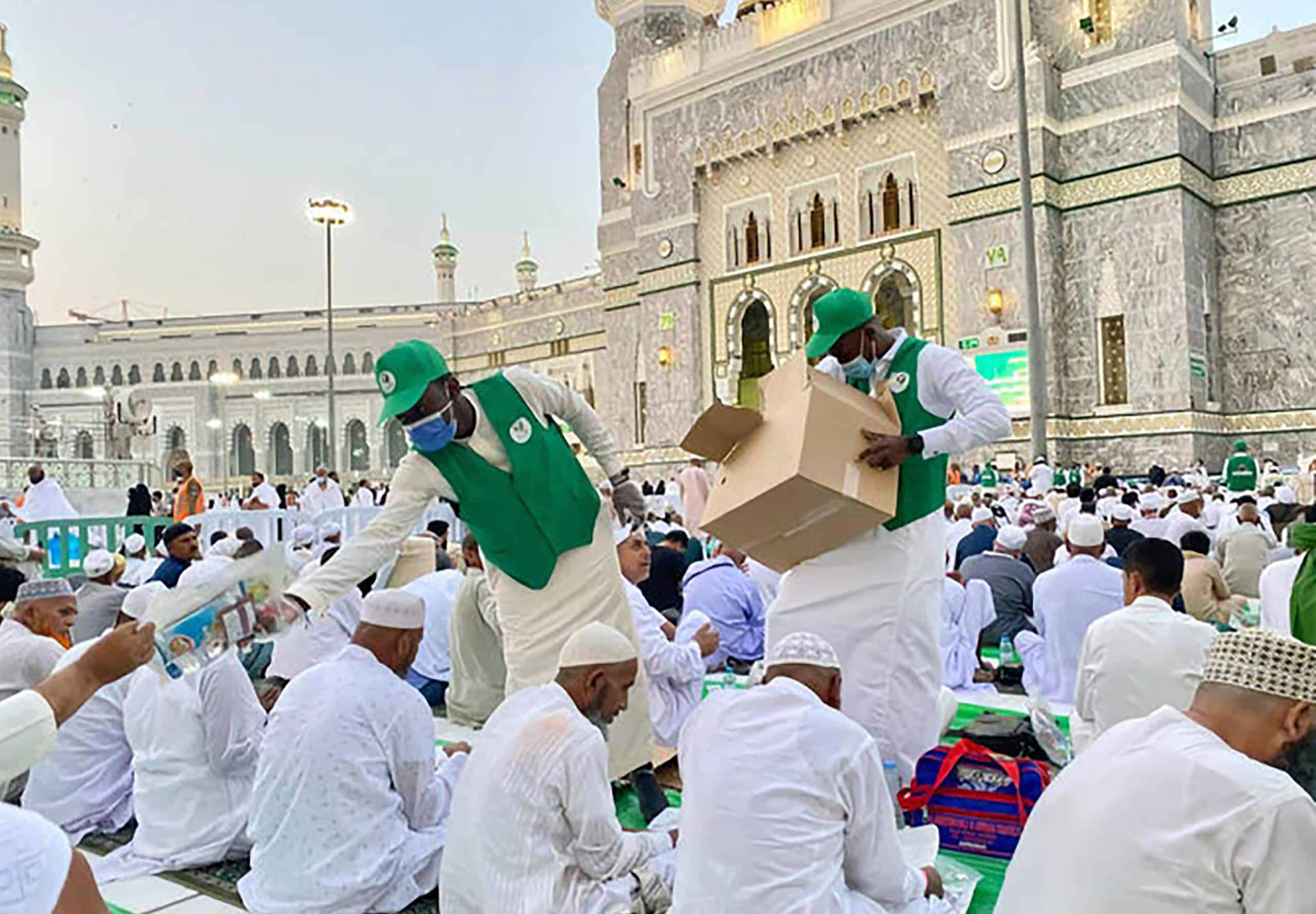 Historic Effort: 4.9M Iftar Meals Served at Holy Mosques in Ramadan’s First Week