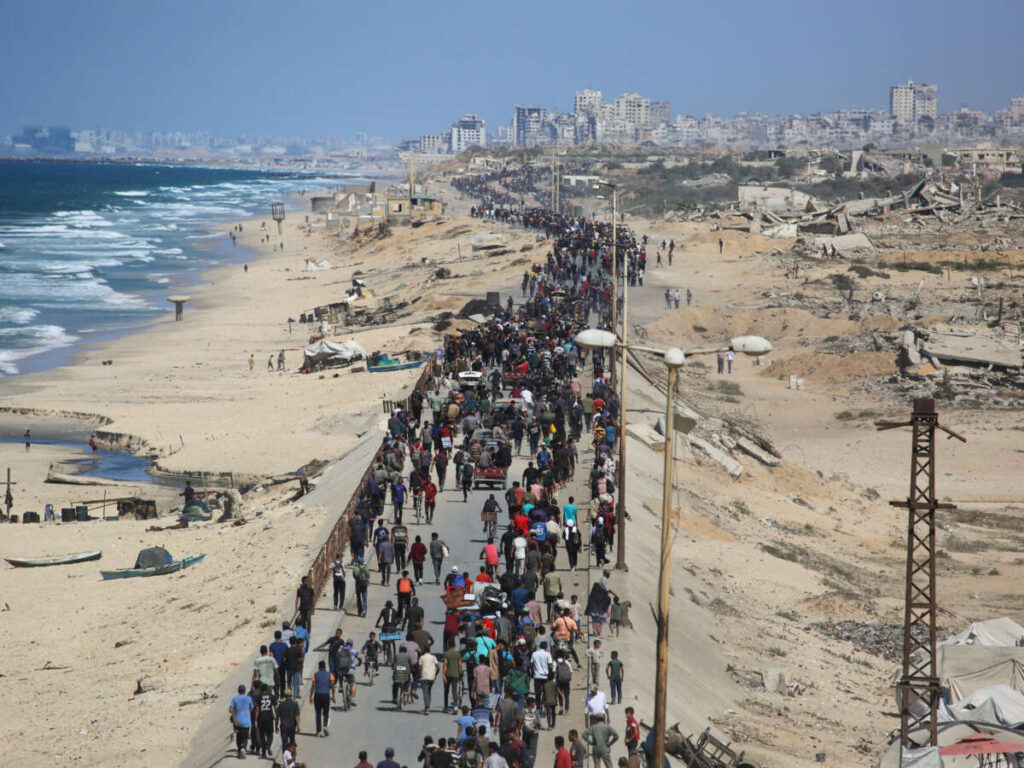 Palestinians in Gaza March North Again, Returning to Homes Turned to Rubble